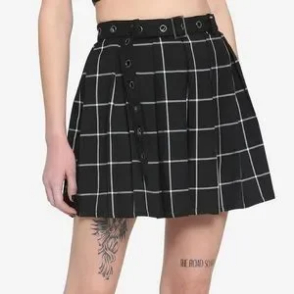 Black & White Plaid Pleated Skirt With Grommet Belt